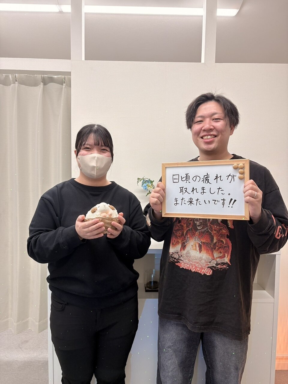 目の模型を持つお客様と癒し～ぷ戸田公園店スタッフ
